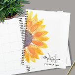 Name Monogram Watercolor Sonnenblume Planer<br><div class="desc">Dieser Blumenplaner ist mit einer gelben Aquarellsonnenblume dekoriert. Passen Sie es mit Ihrem Namen und Monogramm und Jahr an. Verwenden Sie zum Bearbeiten das Entwurfstool, um den Schriftart, die Größe des Schriftartes oder die Farbe zu ändern. Weil wir unsere Kunstwerke erstellen, werden Sie dieses exakte Bild von anderen Designern nicht...</div>