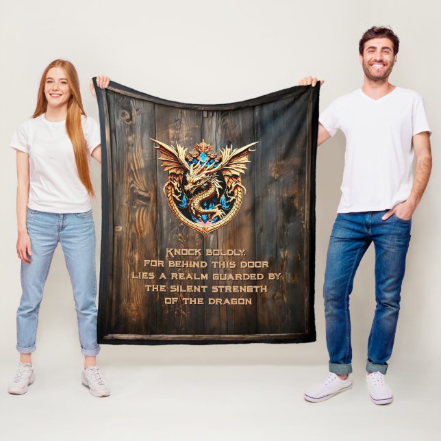 Name oder Text hinzufügen - Drache auf der Holztür Fleecedecke (Beispiel)