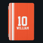 Name Orange/Weiß Sportbezeichnung Nummer ipcover iPad Mini Hülle<br><div class="desc">Orangefarbene und weiße Pad-Gehäuseabdeckung. In einem sportlichen Shirt Stil Anpassen mit dem Namen und besonderen Alter, Jahr oder Glückszahl Ihrer Wahl. Der Fall lautet derzeit: William 10. *Bitte beachten Sie, dass einige Namen aufgrund der Beschaffenheit des Schriftartes nicht immer passen. Ein perfektes Geschenk für einen lebendigen sportlichen Fan oder ein...</div>