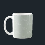 Name Personalisiert Sage Green White Script Kaffeetasse<br><div class="desc">Dies ist eine süße Kaffeekaffee-Tasse in einem wunderschönen Salbei-Grün mit Ihrer Wahl des Namens in der weißen Schrift. Einfach und süß. Nur perfekt für Sie.</div>