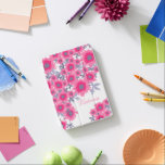 Name Rosa & weiße Pappchen Blumendruck iPad Mini Hülle<br><div class="desc">Schöne,  fett gedruckte Blume-Musterabdeckung in Rosa,  Grau und Weiß. Personalisieren Sie mit Ihrem eigenen Namen. Derzeit liest Victoria. Einzigartige grafische Kunst und Design von Sarah Trett für www.mylittleeden.com</div>