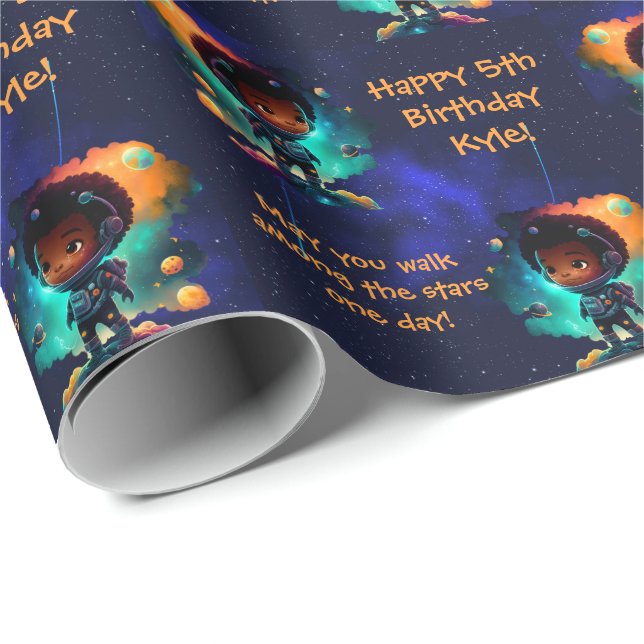 Name Sentiment African American Boy Astronaut Geschenkpapier (Rolleneckpunkt)