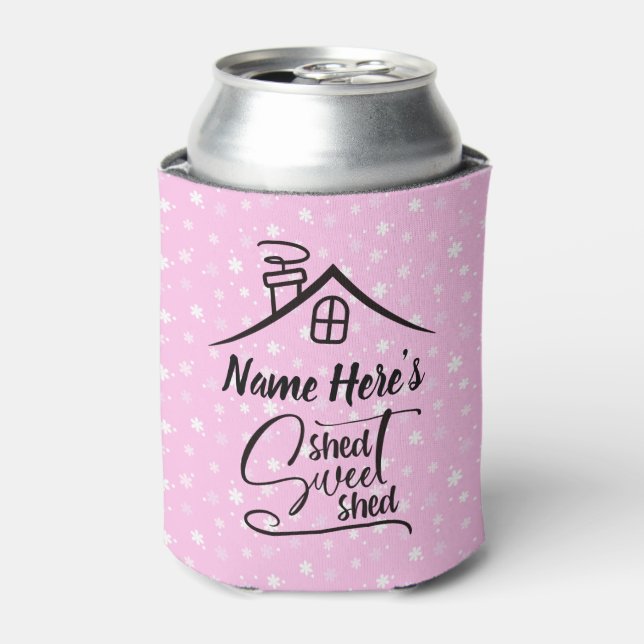 Name Shed Sweet Shed Pink White Floral hinzufügen Dosenkühler (Kanne Vorderseite)