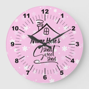Name Shed Sweet Shed Pink White Floral hinzufügen Große Wanduhr