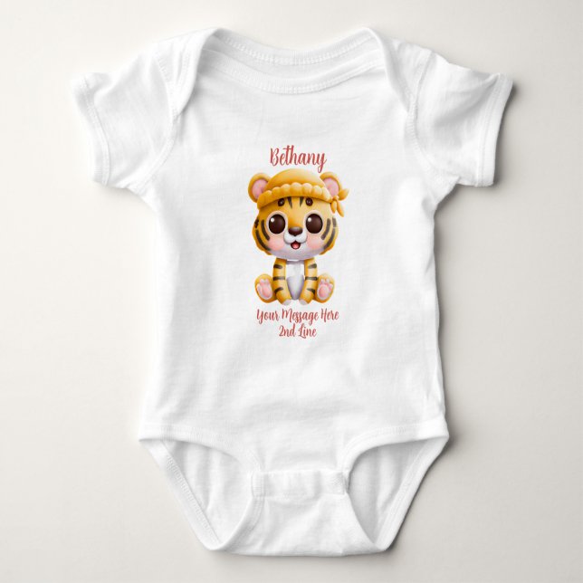 Name Text hinzufügen, Baby Tiger mit Hut auf Pink  Baby Strampler (Vorderseite)