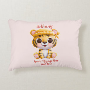 Name Text hinzufügen, Baby Tiger mit Hut auf Pink Dekokissen