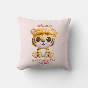 Name Text hinzufügen, Baby-Tiger mit Hut auf rosa  Kissen