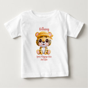 Name Text hinzufügen, Baby Tiger mit Hut auf T-shirt