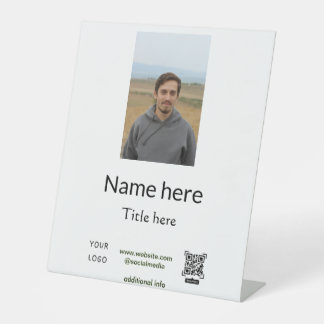 Name Titel hier Kontaktinformationen QR-Code Logo Sockelschild