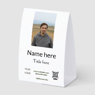 Name Titel hier Kontaktinformationen QR-Code Logo Tischaufsteller