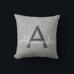 Name und Anfangsbuchstabe des Silver Sparkle Glitz Kissen<br><div class="desc">Luxus Bling Silber Sparkle Glitzer Monogram Name und Initial Kissen. Das Kissen ist das perfekte Geschenk für jemanden,  der sein Zimmer in Silber dekoriert.</div>