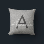 Name und Anfangsbuchstabe des Silver Sparkle Glitz Kissen<br><div class="desc">Luxus Bling Silber Sparkle Glitzer Monogram Name und Initial Kissen. Das Kissen ist das perfekte Geschenk für jemanden,  der sein Zimmer in Silber dekoriert.</div>