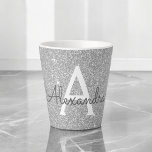 Name und Anfangsbuchstabe des Silver Sparkle Glitz Milchtasse<br><div class="desc">Luxuriöse Silber Sparkle Glitzer Girly Chic Monogram Name und Initial Latte Coffee oder Tee Tasse. Die mit Monogramm Tasse macht das perfekte Brautparty,  Junggeselinnen-Abschied,  Sweet 16 Geburtstag oder Weihnachtsgeschenk für jemanden,  der Rose Gold Liebe.</div>