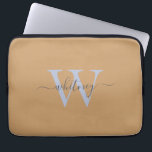 Name und Anfangsbuchstaben des niedlichen Einfach- Laptopschutzhülle<br><div class="desc">Ein stilvolles Monogramm-Design auf einem einfachen,  hellbraunen Hintergrund.</div>