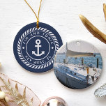 Name und Foto des personalisierten Schiffes | Naut Keramik Ornament<br><div class="desc">Mit diesem individuellen Foto-Ornament erstellen Sie einen einzigartigen Bootsstee mit Ihrem Schiffsnamen und Schiffsregister in weißer Schrift auf einem nautischen Seil-Abzeichen mit einer Ankerdarstellung in der Mitte auf marinebasischem Hintergrund. Fügen Sie auf der Rückseite ein Foto Ihres Bootes hinzu.</div>