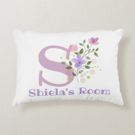 Name und Initial für ein Blumendesign. Hübsch Dekokissen