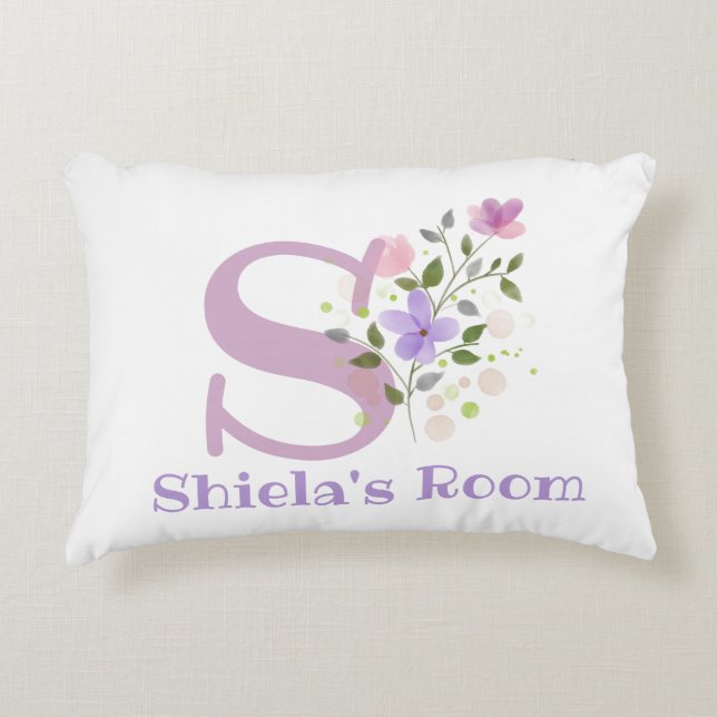 Name und Initial für ein Blumendesign. Hübsch Dekokissen (Vorderseite)