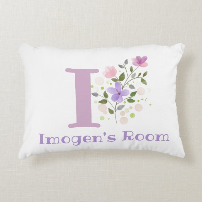 Name und Initial für ein Blumendesign. Hübsch Dekokissen (Vorderseite)