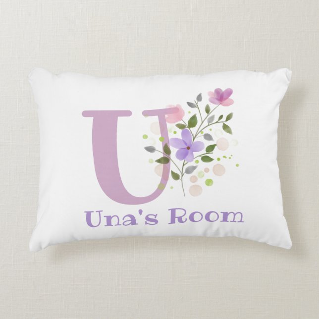 Name und Initial für ein Blumendesign. Hübsch Dekokissen (Vorderseite)