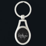 Name und Monogram für Personalisierte Script-Trauz Schlüsselanhänger<br><div class="desc">Fügen Sie Ihrer Hochzeit eine persönliche Touch mit personalisierten Trauzeugen Schlüsselanhänger hinzu. Dieser Schlüsselanhänger weist den Namen des personalisierten Trauzeugen im Schriftart-Stil auf, mit Hochzeitsdetails im klassischen, weißen Serif-Schriftart-Stil und Monogramm im Schriftart-Stil in Grau-Serif als Hintergrund, auf schwarzem Hintergrund. Auch perfekt für Trauzeuge, Brautvater, Ringträger und mehr.</div>