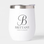 Name und Monogramm der personalisierten Bridesmaid<br><div class="desc">Elegante Personalisierte Bridesmaid-Geschenke mit personalisiertem Monogramm im eleganten,  schwarz-eleganten Script-Schriftart-Stil mit Name und Titel der Brautjungfrau im klassischen Serif-Schriftart-Stil auf weißem Hintergrund. Auch perfekt für Trauzeugen,  Trauzeuge,  Brautvater,  Trauzeugin,  Blume Mädchen,  Brautmutter und mehr.</div>