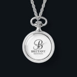 Name und Monogramm der personalisierten Bridesmaid Armbanduhr<br><div class="desc">Elegante Personalisierte Bridesmaid-Geschenke mit personalisiertem Monogramm im eleganten,  schwarz-eleganten Script-Schriftart-Stil mit Name und Titel der Brautjungfrau im klassischen Serif-Schriftart-Stil auf weißem Hintergrund. Auch perfekt für Trauzeugen,  Trauzeuge,  Brautvater,  Trauzeugin,  Blume Mädchen,  Brautmutter und mehr.</div>