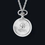 Name und Monogramm der personalisierten Bridesmaid Armbanduhr<br><div class="desc">Elegante Personalisierte Bridesmaid-Geschenke mit personalisiertem Monogramm in grau-elegantem Schriftart-Stil mit Name und Titel der Brautjungfrau im klassischen Serif-Schriftart-Stil auf weißem Marmorboden. Auch perfekt für Trauzeugen,  Trauzeuge,  Brautvater,  Trauzeugin,  Blume Mädchen,  Brautmutter und mehr.</div>