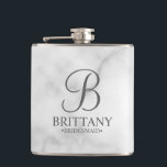 Name und Monogramm der personalisierten Bridesmaid Flachmann<br><div class="desc">Elegante Personalisierte Bridesmaid-Geschenke mit personalisiertem Monogramm in grau-elegantem Schriftart-Stil mit Name und Titel der Brautjungfrau im klassischen Serif-Schriftart-Stil auf weißem Marmorboden. Auch perfekt für Trauzeugin, Blume Mädchen, Mutter der Braut und mehr.</div>
