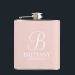 Name und Monogramm der personalisierten Bridesmaid Flachmann<br><div class="desc">Elegante Personalisierte Bridesmaid-Geschenke mit personalisierten Monogramm im eleganten,  weißen Schriftart-Stil mit Name und Titel der Brautjungfrau im klassischen Serif-Schriftart-Stil auf rot-rosa Hintergrund. Auch perfekt für Trauzeugin,  Blume Mädchen,  Mutter der Braut und mehr.</div>