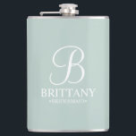 Name und Monogramm der personalisierten Bridesmaid Flachmann<br><div class="desc">Elegante Personalisierte Bridesmaid-Geschenke mit personalisierten Monogramm im eleganten,  weißen Schriftart-Stil mit Name und Titel der Brautjungfrau in klassischem Serif-Schriftart-Stil auf schlanke grüne Hintergrund. Auch perfekt für Trauzeugin,  Mutter der Braut und mehr.</div>