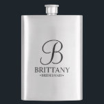 Name und Monogramm der personalisierten Bridesmaid Flachmann<br><div class="desc">Elegante Personalisierte Bridesmaid-Geschenke mit personalisiertem Monogramm im eleganten,  schwarz-Script-Schriftart-Stil mit Name und Titel der Brautjungfrau im klassischen Serif-Schriftart-Stil. Auch perfekt für Trauzeugin,  Mutter der Braut und mehr.</div>