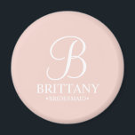 Name und Monogramm der personalisierten Bridesmaid Magnet<br><div class="desc">Elegante Personalisierte Bridesmaid-Geschenke in Schwarz und Weiß mit personalisierten Monogrammen im eleganten Schriftart-Stil mit dem Namen und der Titel der Brautjungfrau im klassischen Serif-Schriftart-Stil auf rosafarbenem Hintergrund. Auch perfekt für Trauzeugin,  Blume Mädchen,  Mutter der Braut und mehr.</div>