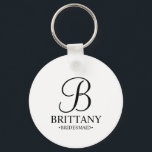 Name und Monogramm der personalisierten Bridesmaid Schlüsselanhänger<br><div class="desc">Elegante Personalisierte Bridesmaid-Geschenke mit personalisiertem Monogramm im eleganten,  schwarz-eleganten Script-Schriftart-Stil mit Name und Titel der Brautjungfrau im klassischen Serif-Schriftart-Stil auf weißem Hintergrund. Auch perfekt für Trauzeugen,  Trauzeuge,  Brautvater,  Trauzeugin,  Blume Mädchen,  Brautmutter und mehr.</div>