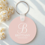 Name und Monogramm der personalisierten Bridesmaid Schlüsselanhänger<br><div class="desc">Elegante Personalisierte Bridesmaid-Geschenke mit personalisierten Monogramm im eleganten,  weißen Schriftart-Stil mit Name und Titel der Brautjungfrau im klassischen Serif-Schriftart-Stil auf rot-rosa Hintergrund. Auch perfekt für Trauzeugin,  Blume Mädchen,  Mutter der Braut und mehr.</div>
