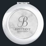 Name und Monogramm der personalisierten Bridesmaid Taschenspiegel<br><div class="desc">Elegante Personalisierte Bridesmaid-Geschenke mit personalisiertem Monogramm in grau-elegantem Schriftart-Stil mit Name und Titel der Brautjungfrau im klassischen Serif-Schriftart-Stil auf weißem Marmorboden. Auch perfekt für Trauzeugin,  Blume Mädchen,  Mutter der Braut und mehr. Bitte beachten Sie: Die Marmordetails werden im Kunstwerk simuliert. Bei der Herstellung dieses Produktes wird kein Marmor verwendet</div>