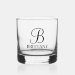 Name und Monogramm der personalisierten Bridesmaid Whiskyglas<br><div class="desc">Elegante Personalisierte Bridesmaid-Geschenke mit personalisiertem Monogramm im eleganten,  schwarz-Script-Schriftart-Stil mit Name und Titel der Brautjungfrau im klassischen Serif-Schriftart-Stil. Auch perfekt für Trauzeugen,  Trauzeuge,  Brautvater,  Trauzeugin,  Blume Mädchen,  Brautmutter und mehr.</div>