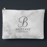Name und Monogramm der personalisierten Bridesmaid Zubehörtasche<br><div class="desc">Elegante Personalisierte Bridesmaid-Geschenke in Schwarz und Weiß mit personalisierten Monogramm im Stil eines grauen,  eleganten Drehbuch-Schriftartes mit Name und Titel der Brautjungfrau im klassischen Serif-Schriftart-Stil auf weißem Marmor-Hintergrund. Auch perfekt für Trauzeugin,  Blume Mädchen,  Mutter der Braut und mehr.</div>