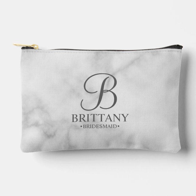 Name und Monogramm der personalisierten Bridesmaid Zubehörtasche (Vorderseite)