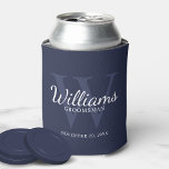 Name und Monogramm der personalisierten Trauzeuge Dosenkühler<br><div class="desc">Fügen Sie eine persönliche Touch zu Ihrer Hochzeit mit personalisierten Trauzeugen kann kühler. Diese kann cooler mit dem Namen des personalisierten Trauzeugen im Schriftart-Stil mit weißer klassischer Schrift, mit Hochzeitsdetails im klassischen Serifenstil und Monogramm im hellblau-klassischen Serif-Schriftart-Stil, als Hintergrund, auf marinebasischem Hintergrund. Auch perfekt für Trauzeuge, Brautvater, Ringträger und mehr....</div>