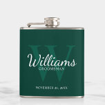 Name und Monogramm der personalisierten Trauzeuge Flachmann<br><div class="desc">Fügen Sie Ihrer Hochzeit eine persönliche Touch mit personalisierten Trauzeugen Flasche. Dieser Kolben zeigt den Namen des personalisierten Trauzeugen im Stil eines klassischen Schriftartes mit weißer Schrift, mit Hochzeitsdetails im Stil eines klassischen Serif-Schriftartes und Monogramm im Stil eines leichten smaragdgrünen, klassischen Serif-Schriftartes als Hintergrund, auf smaragdgrünem Hintergrund. Auch perfekt für...</div>