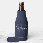 Name und Monogramm der personalisierten Trauzeuge Flaschenkühler<br><div class="desc">Fügen Sie cooler eine persönliche Touch zu Ihrer Hochzeit mit personalisierten Trauzeugen Flasche. Diese Flasche cooler zeigt den Namen des personalisierten Trauzeugen im Schriftart-Stil mit weißen klassischen Schriftzeichen mit Hochzeitsdetails im klassischen Serif-Schriftart-Stil und Monogramm in hellblau klassischen Serif-Schriftart-Stil als Hintergrund, auf marinebasischem Hintergrund. Auch perfekt für Trauzeuge, Brautvater, Ringträger und...</div>