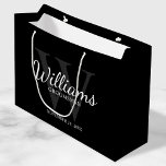 Name und Monogramm der personalisierten Trauzeuge Große Geschenktüte<br><div class="desc">Fügen Sie Ihrer Hochzeit eine persönliche Touch mit personalisierten Trauzeugen Geschenktasche hinzu. Diese Geschenktasche enthält den Namen des personalisierten Trauzeugen im Schriftart-Stil mit klassischem -Songwriter, die im klassischen, weißen Serif-Schriftart-Stil gehalten sind, sowie Monogramm im Schriftart mit grauem klassischem Serifenstil als Hintergrund auf schwarzem Hintergrund. Auch perfekt für Trauzeuge, Brautvater, Ringträger...</div>