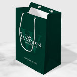 Name und Monogramm der personalisierten Trauzeuge Mittlere Geschenktüte<br><div class="desc">Fügen Sie Ihrer Hochzeit eine persönliche Touch mit personalisierten Trauzeugen Geschenktasche hinzu. Diese Geschenktüte zeigt den Namen des personalisierten Trauzeugen im Schriftart-Stil mit weißen klassischen Serif-Schriftart-Details und Monogramm in einem hellgrün-smaragdgrünen Schriftart-Stil. Auch perfekt für Trauzeuge,  Brautvater,  Ringträger und mehr.</div>