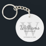 Name und Monogramm der personalisierten Trauzeuge Schlüsselanhänger<br><div class="desc">Fügen Sie Ihrer Hochzeit eine persönliche Touch mit personalisierten Trauzeugen Schlüsselanhänger hinzu. Dieser Schlüsselanhänger weist den Namen des personalisierten Trauzeugen im Stil von Grau-Klassikern-Skripten auf. Die Hochzeitsdetails sind in einem Schriftart mit grauem klassischem Serifenstil und Monogramm in einem hellgrau-klassischen Serif-Schriftart als Hintergrund, auf weißem Hintergrund. Auch perfekt für Trauzeuge, Brautvater,...</div>