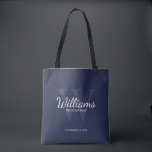 Name und Monogramm der personalisierten Trauzeuge Tasche<br><div class="desc">Fügen Sie eine persönliche Touch zu Ihrer Hochzeit mit personalisierten Trauzeugen zu Tasche. Diese Tasche zeigt den Namen des personalisierten Trauzeugen im Schriftart-Stil mit weißen klassischen Schriftzeichen,  mit Hochzeitsdetails im klassischen Serifenstil und Monogramm im hellblau-klassischen Serif-Schriftart-Stil,  als Hintergrund,  auf marinebasischem Hintergrund. Auch perfekt für Trauzeuge,  Brautvater,  Ringträger und mehr.</div>