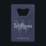 Name und Monogramm der personalisierten Trauzeugen Geldbeutel Flaschenöffner<br><div class="desc">Fügen Sie Ihrer Hochzeit eine persönliche Touch mit personalisierten Trauzeugen Kreditkarten Flaschenöffner hinzu. Dieser Flaschenöffner zeigt den Namen des personalisierten Trauzeugen im Schriftart-Stil mit weißen klassischen Schriftzeichen mit Hochzeitsdetails im klassischen Serifenstil und Monogramm im hellblau-klassischen Serif-Schriftart-Stil auf marinebasischem Hintergrund. Auch perfekt für Trauzeuge,  Brautvater,  Ringträger und mehr.</div>