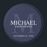 Name und Monogramm der Personalisierten Trauzeugen Magnet<br><div class="desc">Fügen Sie Ihrer Hochzeit eine persönliche Touch mit einem personalisierten Trauzeugen Magneten hinzu. Dieser Magnet zeichnet sich durch den Namen des personalisierten Trauzeugen aus, mit dem Titel und dem Hochzeitdatum in Weiß und Monogramm in hellmarinblau als Hintergrund, im klassischen Serif Schriftart Stil, auf marinebasischem Hintergrund. Auch perfekt für Trauzeuge, Brautvater,...</div>