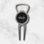 Name und Monogramm der Personalisierten Trauzeugen Pitchgabel<br><div class="desc">Fügen Sie eine persönliche Touch zu Ihrer Hochzeit mit personalisierten Trauzeugen divot Tool. Dieses Divot-Tool zeigt den Namen des personalisierten Trauzeugen mit Titel und Hochzeitdatum in Weiß und Monogramm in Grau als Hintergrund,  im klassischen Serif Schriftart Stil,  auf schwarzem Hintergrund. Auch perfekt für Trauzeuge,  Brautvater,  Ringträger und mehr.</div>