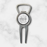 Name und Monogramm der Personalisierten Trauzeugen Pitchgabel<br><div class="desc">Fügen Sie eine persönliche Touch zu Ihrer Hochzeit mit personalisierten Trauzeugen divot Tool. Dieses Divot-Tool zeigt den Namen des personalisierten Trauzeugen mit Titel und Hochzeitstermin in Grau und Monogramm in hellgrau als Hintergrund, im klassischen Serif Schriftart Stil, auf weißem Marmor Hintergrund. Auch perfekt für Trauzeuge, Brautvater, Ringträger und mehr. Bitte...</div>