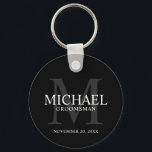 Name und Monogramm der Personalisierten Trauzeugen Schlüsselanhänger<br><div class="desc">Fügen Sie Ihrer Hochzeit eine persönliche Touch mit personalisierten Trauzeugen Schlüsselanhänger hinzu. Dieser Schlüsselanhänger enthält den Namen des personalisierten Trauzeugen mit dem Titel und dem Hochzeitdatum in Weiß und Mono in Grau als Hintergrund,  im klassischen Serif-Schriftart-Stil,  auf schwarzem Hintergrund. Auch perfekt für Trauzeuge,  Brautvater,  Ringträger und mehr.</div>